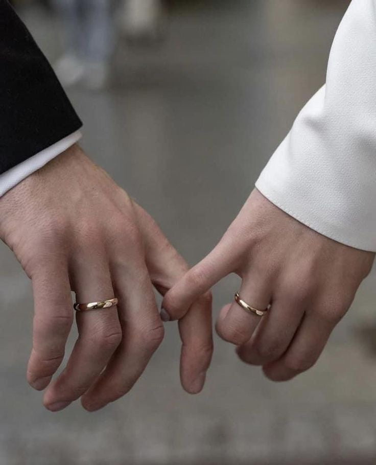 Royal Glow Gold Ring – Minimal Classic Band