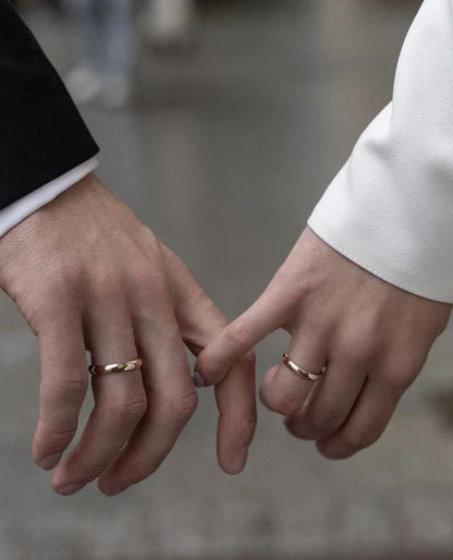 Royal Glow Gold Ring – Minimal Classic Band