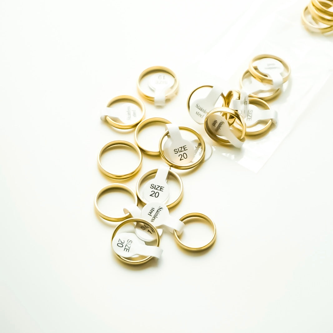 Royal Glow Gold Ring – Minimal Classic Band
